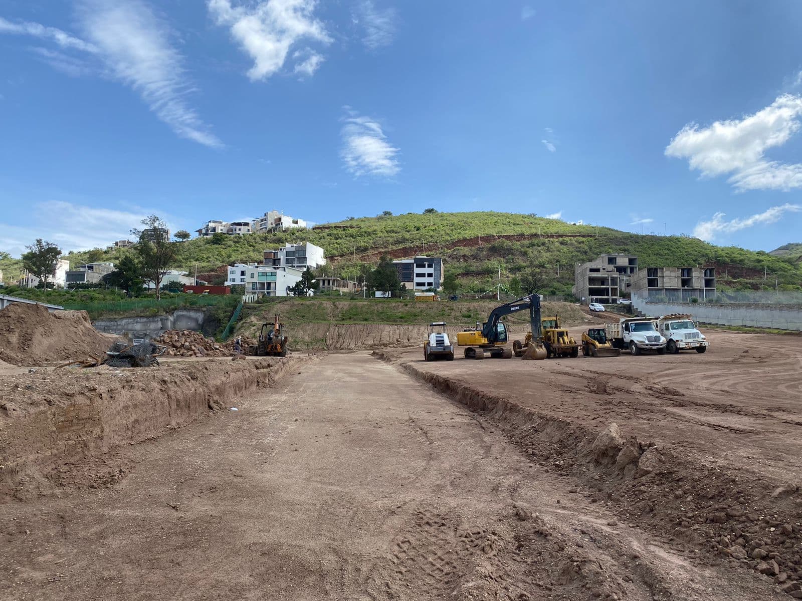 Avance de obra — maquinaria en sitio, urbanización en proceso