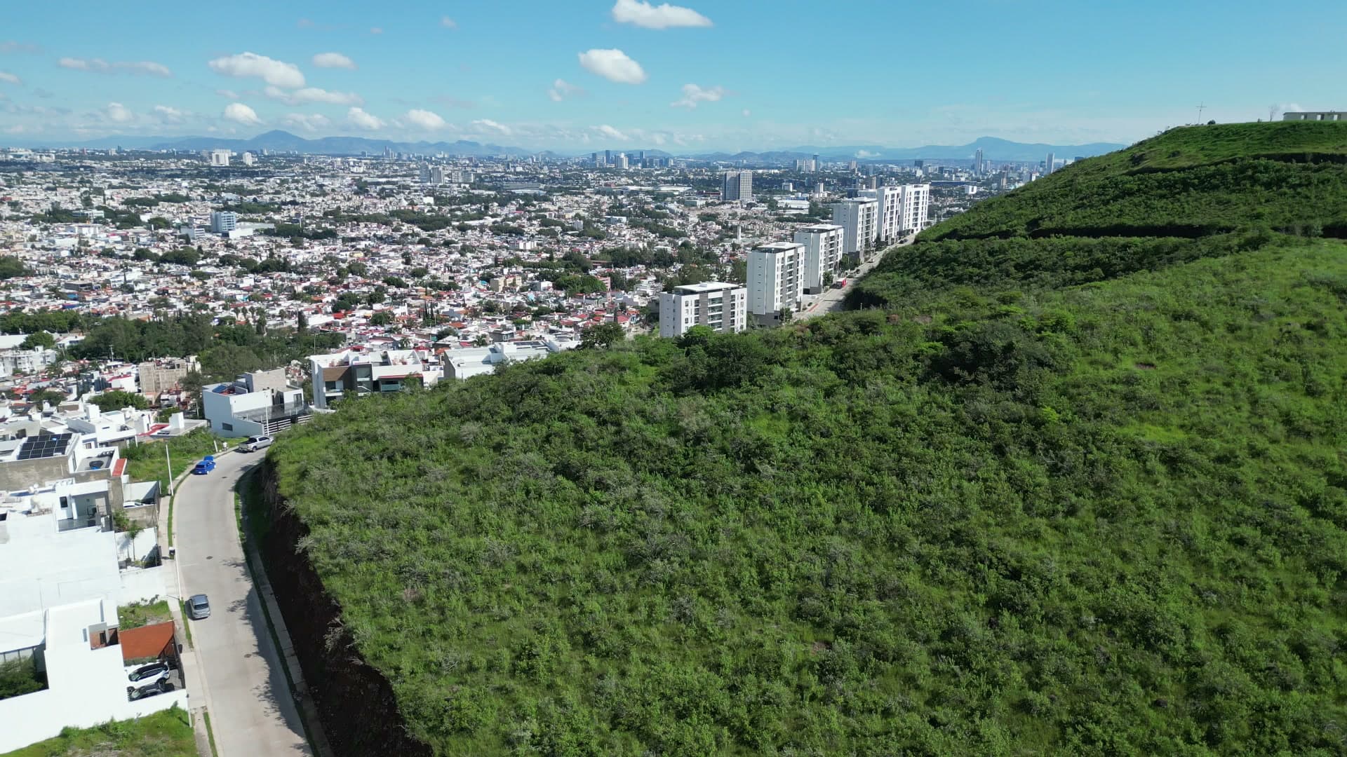 Vista aérea del Cerro del Tesoro y panorámica de Guadalajara