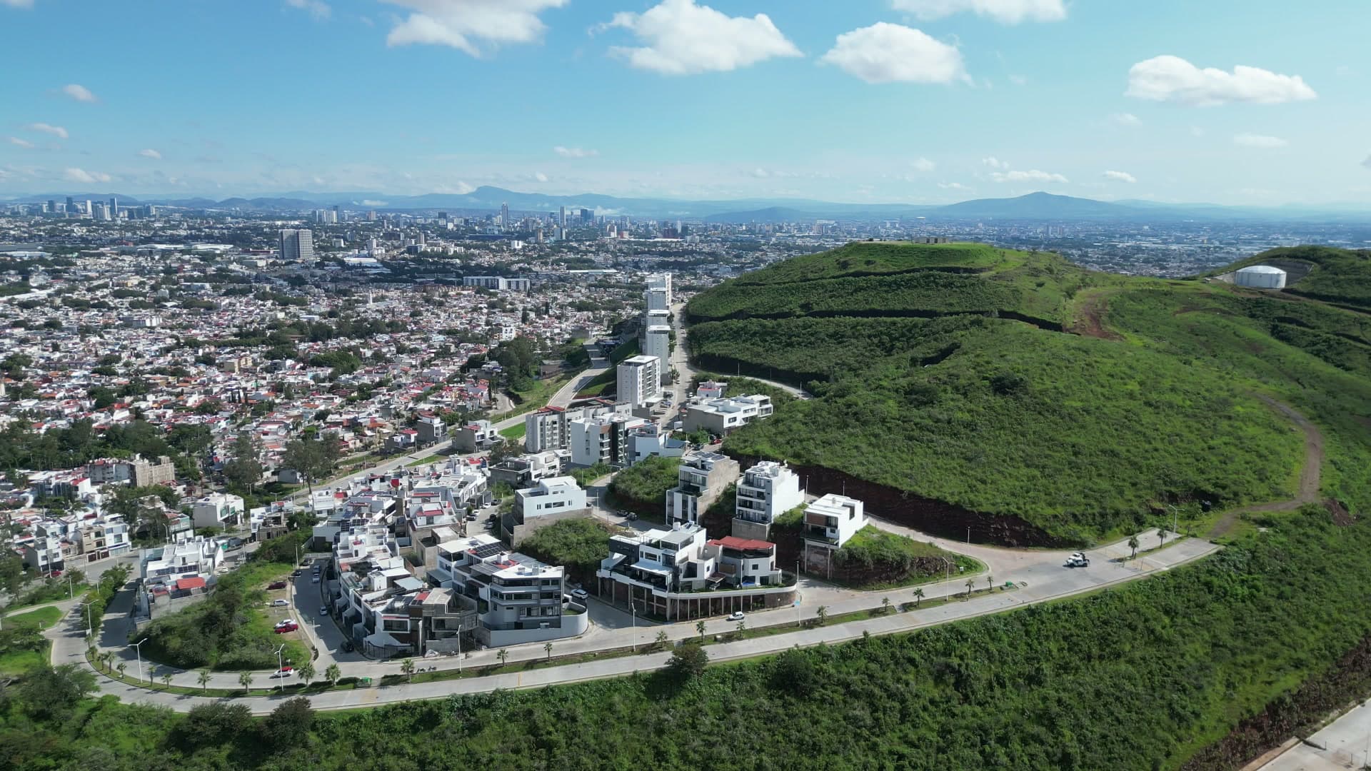Vista aérea panorámica — Cerro del Tesoro con Guadalajara al fondo